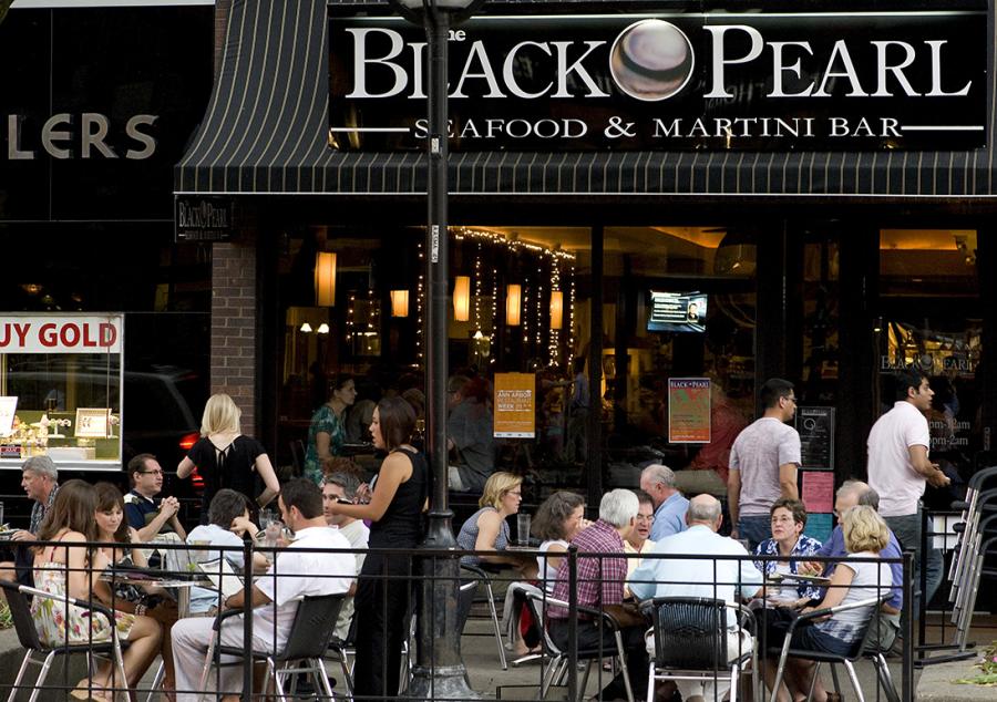 Outdoor dining at Black Pearl