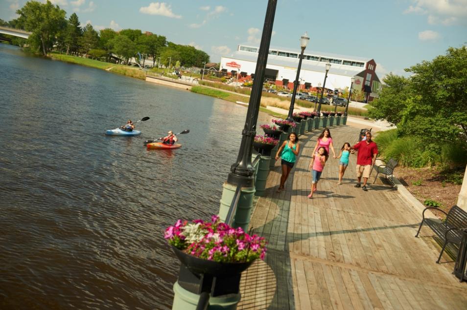 Kayaking-downtown-Lansing-3