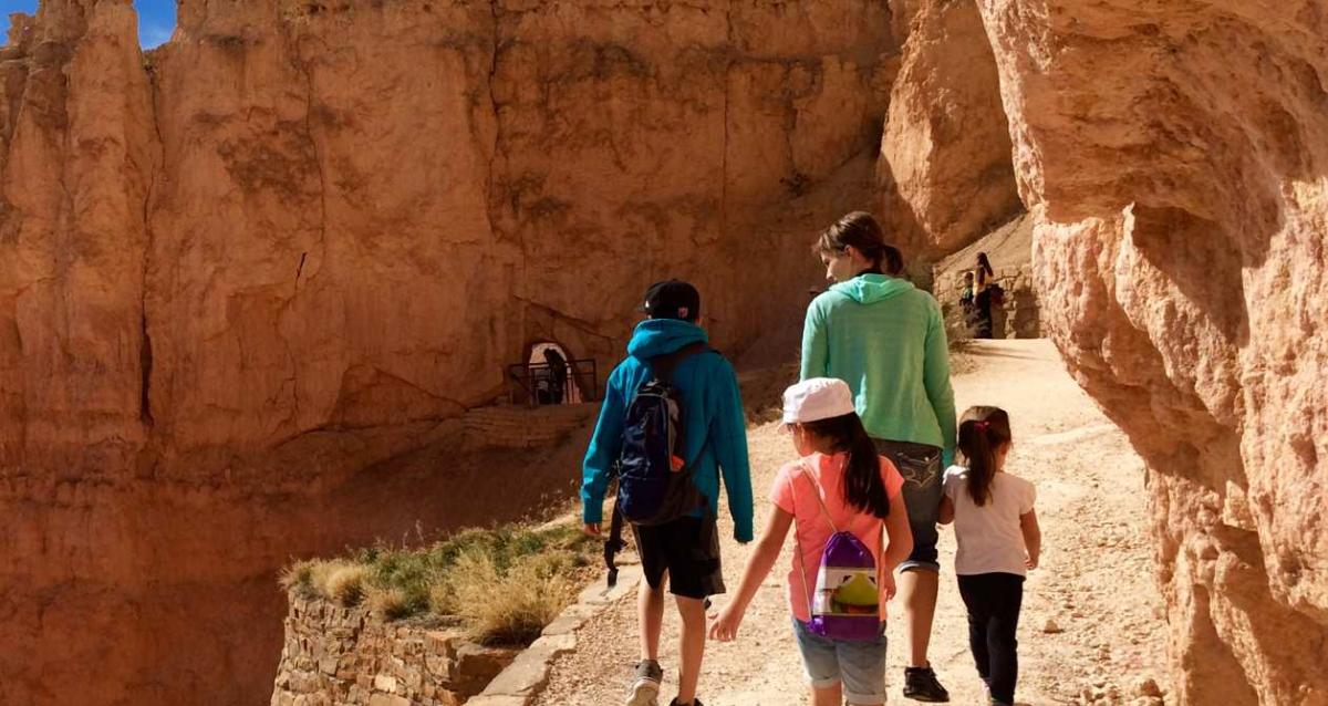 Family hiking in Bryce Canyon National Park