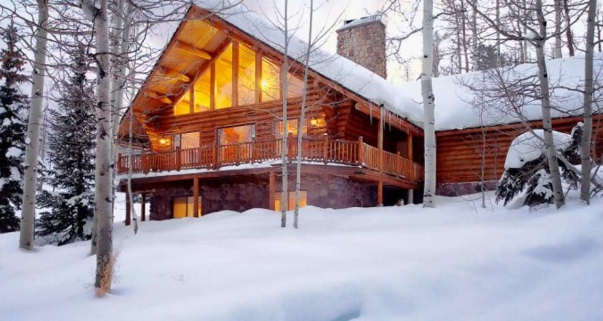 Daniels Summit Lodge in the wintertime with snow