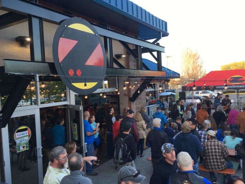 Zwei-Brewing-store-front-crowd