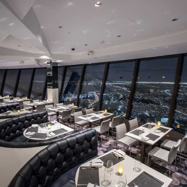 360 degree views of the Toronto city skyline from the 360 Restaurant at the CN Tower