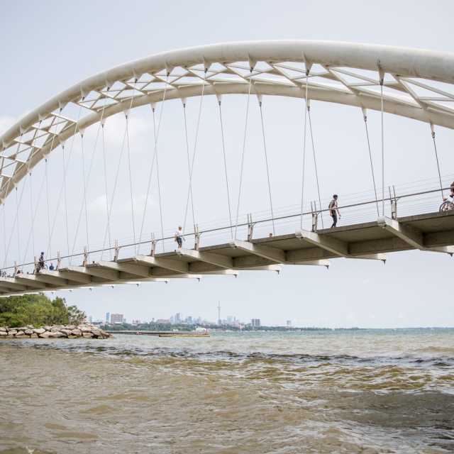 Humber_Bay_Bridge