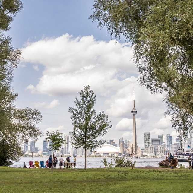 Skyline_view_from_Toronto_Island