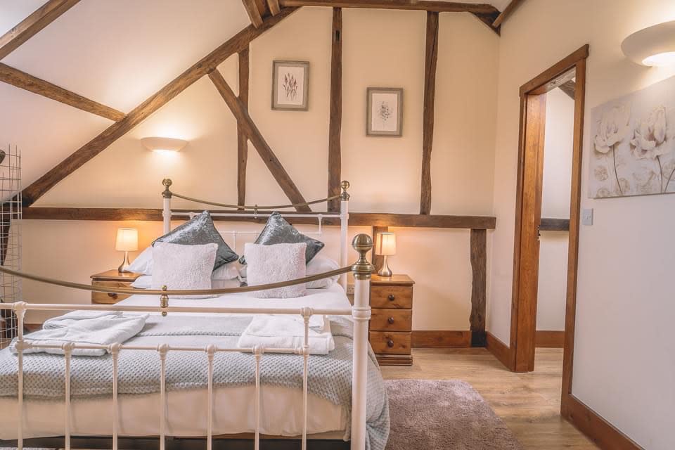 Upper Kingston Farm Cottages - Bedroom interior