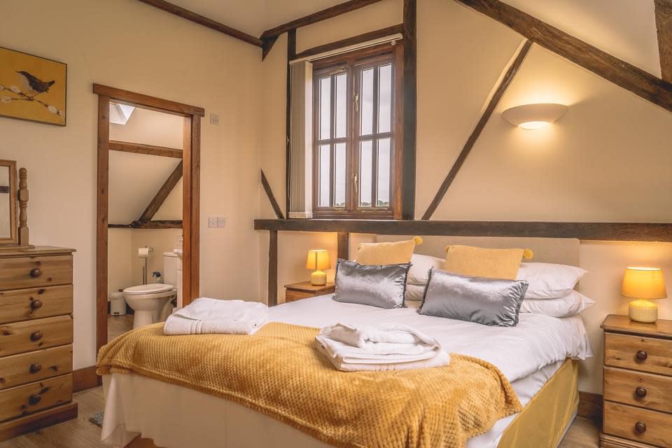 Upper Kingston Farm Cottages - Double bedroom interior