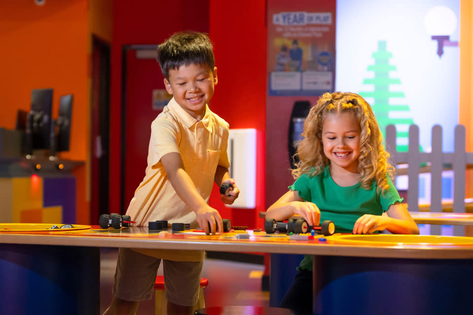 Two kids playing with legos