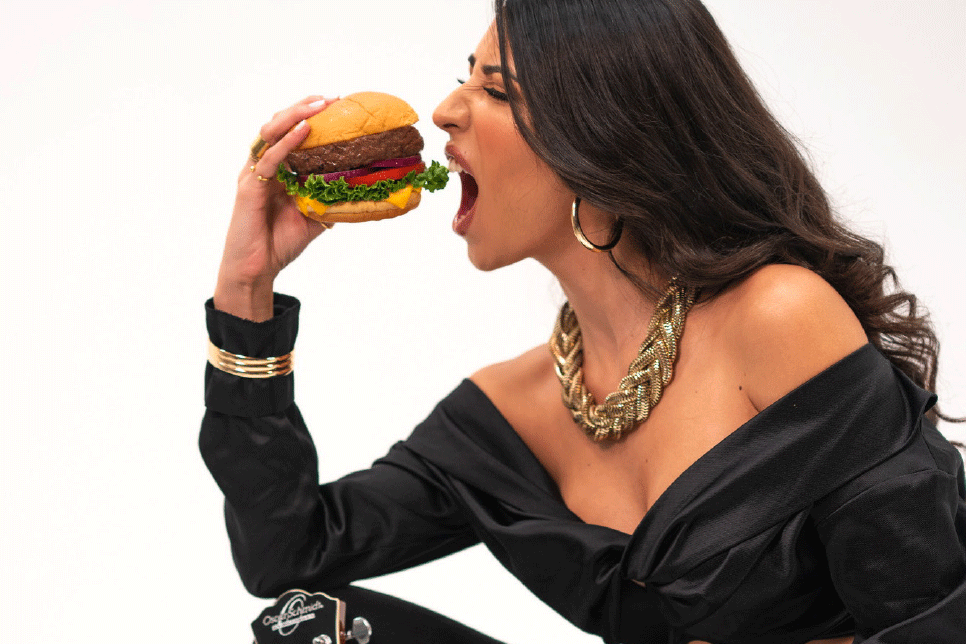 Hard Rock Cafe - Rocker eating burger