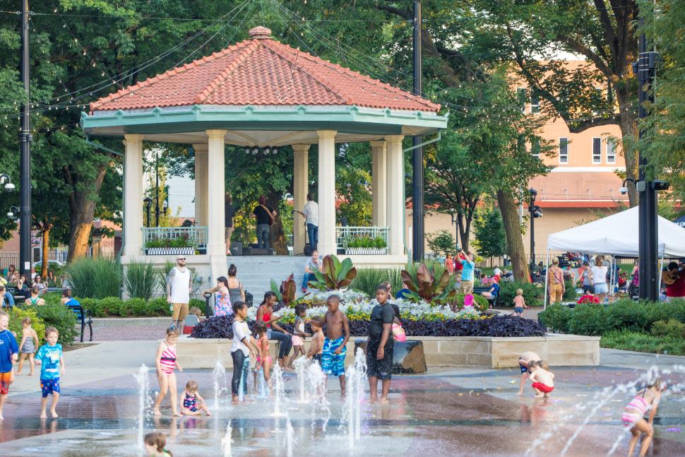 Kids playing in the interactive fountains at Washington Park (photo: CincinnatiUSA.com)