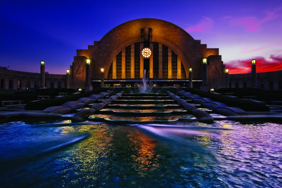 Cincinnati Museum Center at Union Terminal at dusk (photo: Robert Webber)