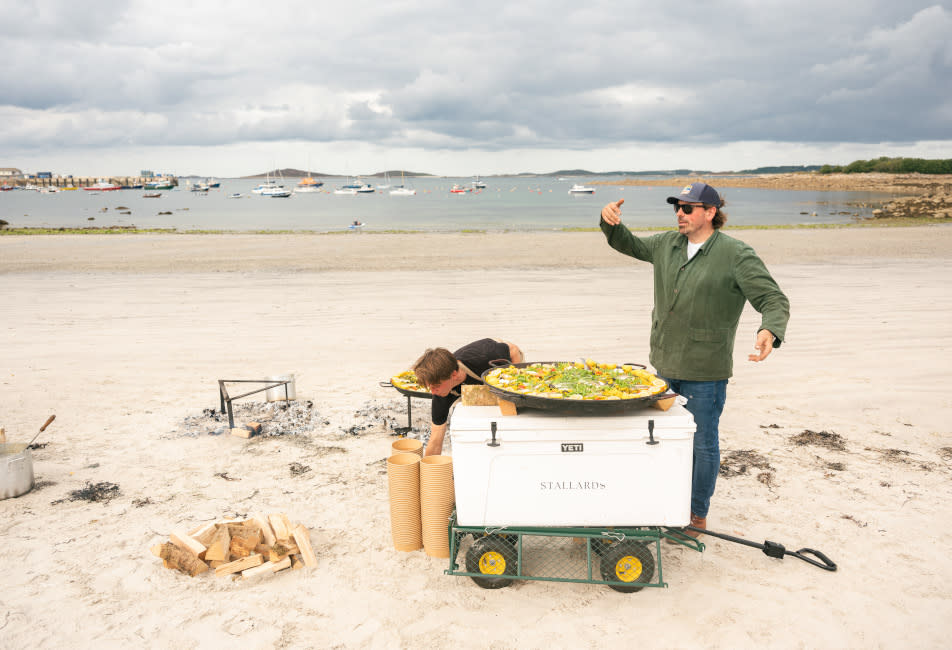 IOS Nav Landscape Large - F&D - Taste of Scilly - Simon Stallard - St Mary's Simon in front of grill 952x650