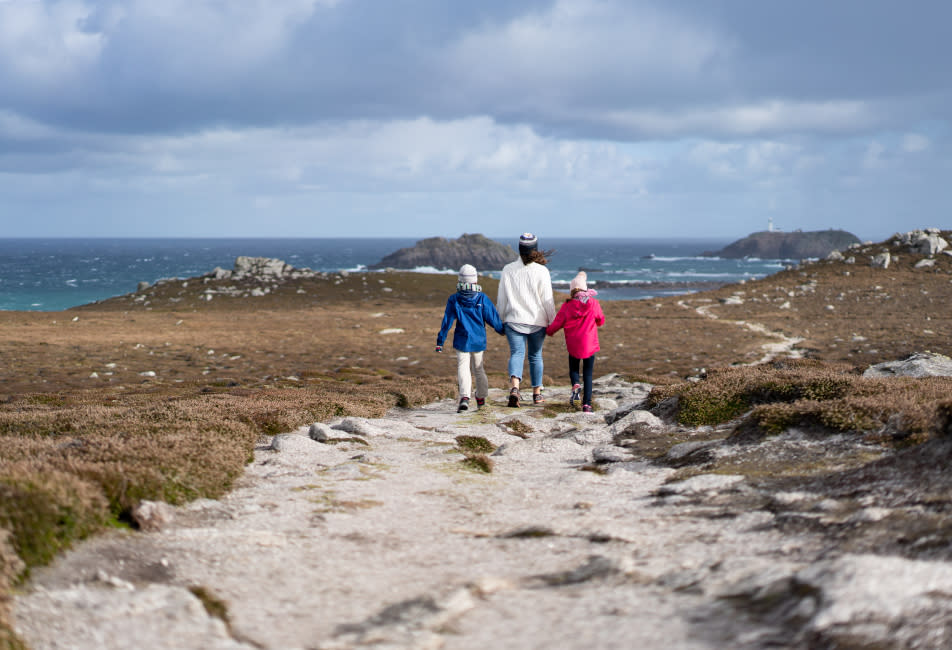 IOS Nav Landscape Large - season - winter - mum and kids blustery day Tresco 952x650