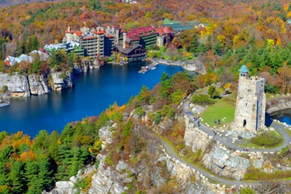 Mohonk Mountain House in Shawangunk Mountain escarpment Mohonk Mountain House in Shawangunk Mountain escarpment