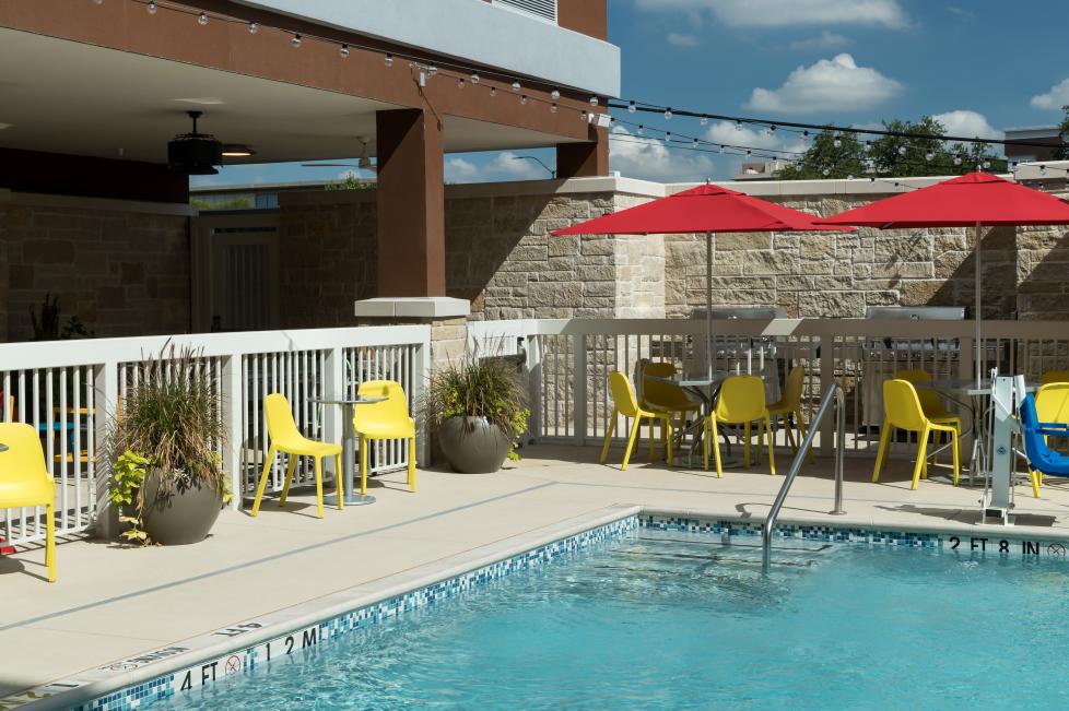 Home2 Suites by Hilton - Fort Worth Cultural District Patio and Pool