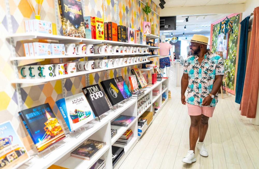Man shopping in Peepa's