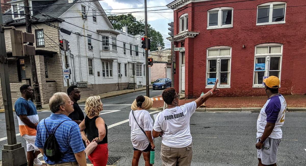 Dee Jenkins leading a walking tour for AARCH Society