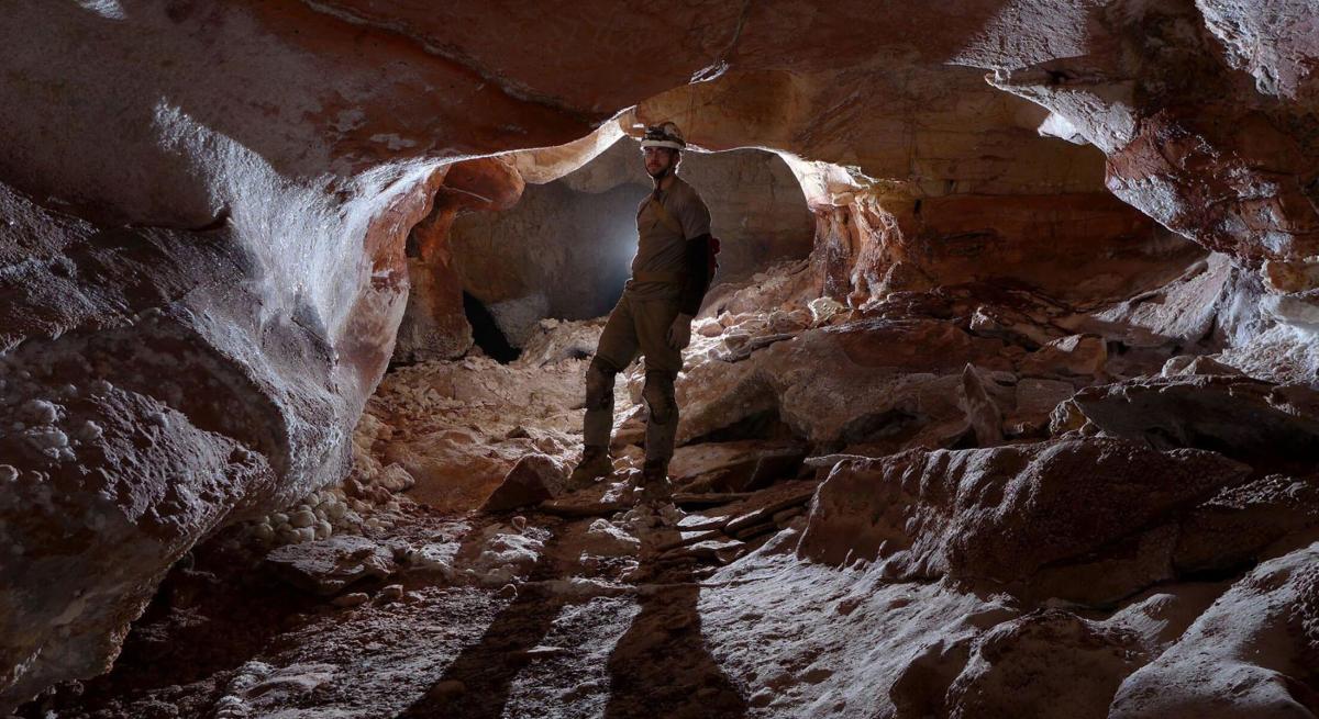 Cave Tour Guide in Jewel Cave National Monument