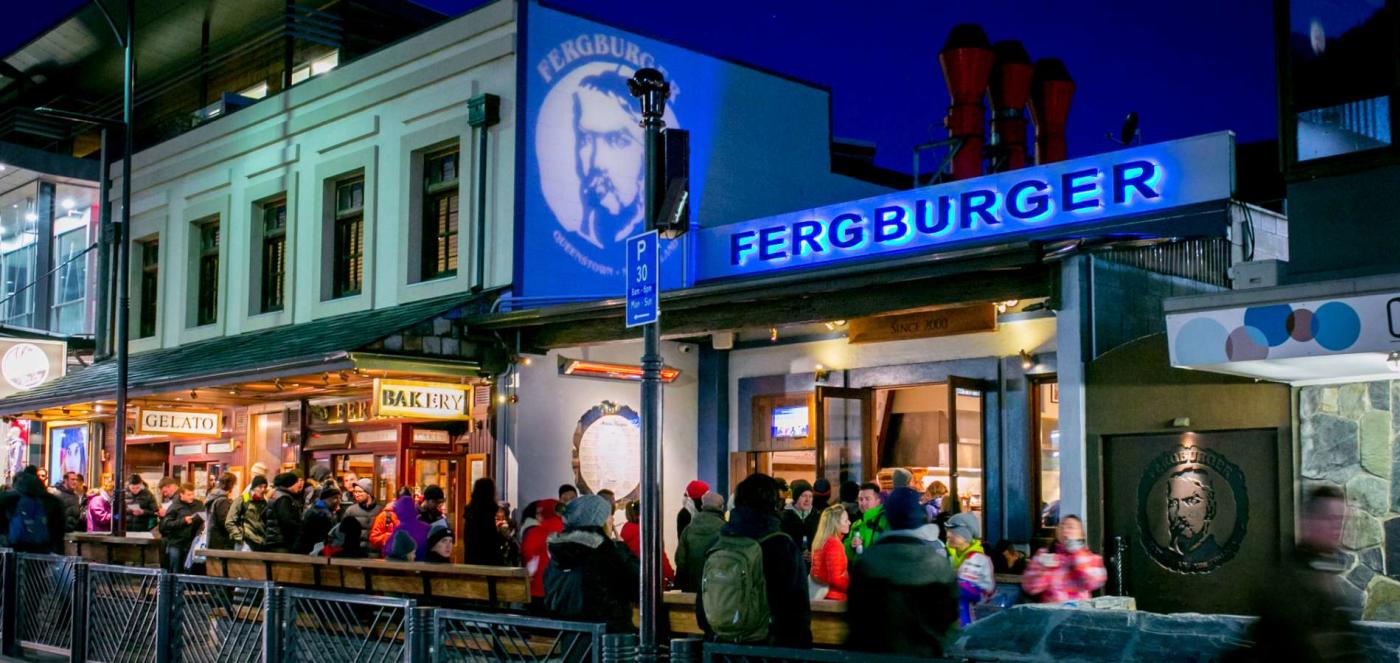 Fergberger queue at night