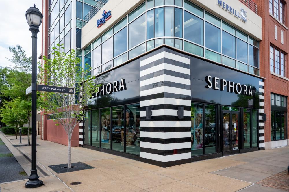 Sephora at Market Street is the corner store off South Market St., located below Regus and Merrill. The space was remodeled to include reflective black walls with black-and-whited striped accents.