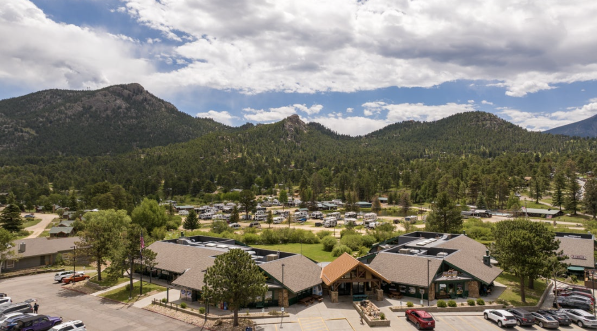 the mad moose and country market stores in estes park