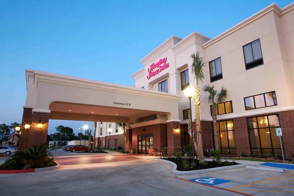 Exterior of the Hampton Inn in Beaumont, TX