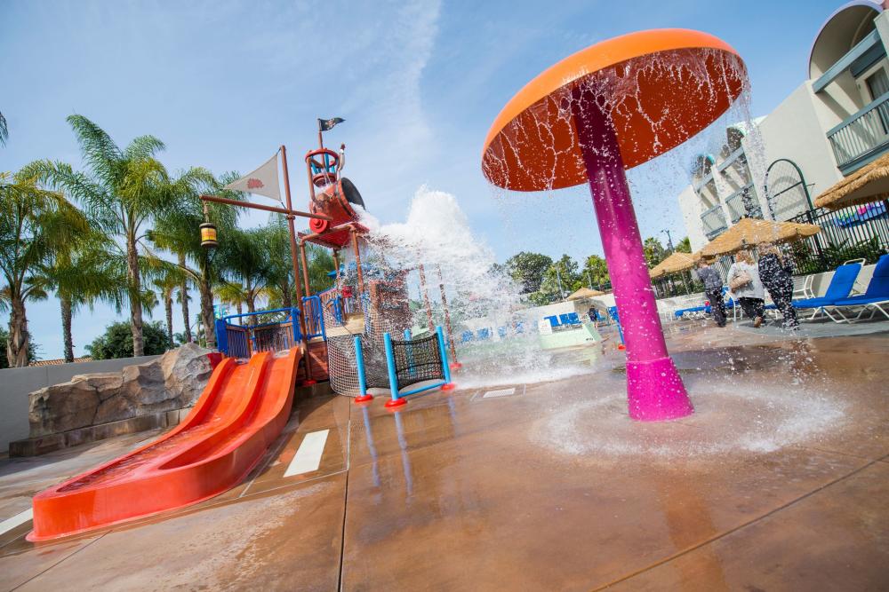 Howard Johnson by Wyndham Anaheim Hotel & Water Playground