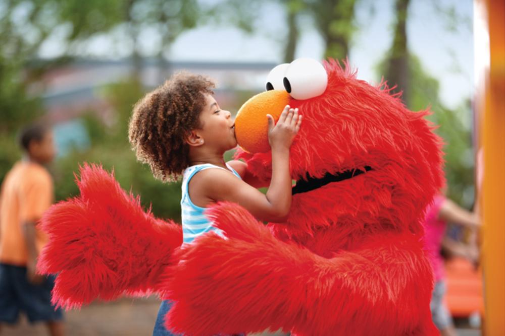Elmo kiss at Sesame Place