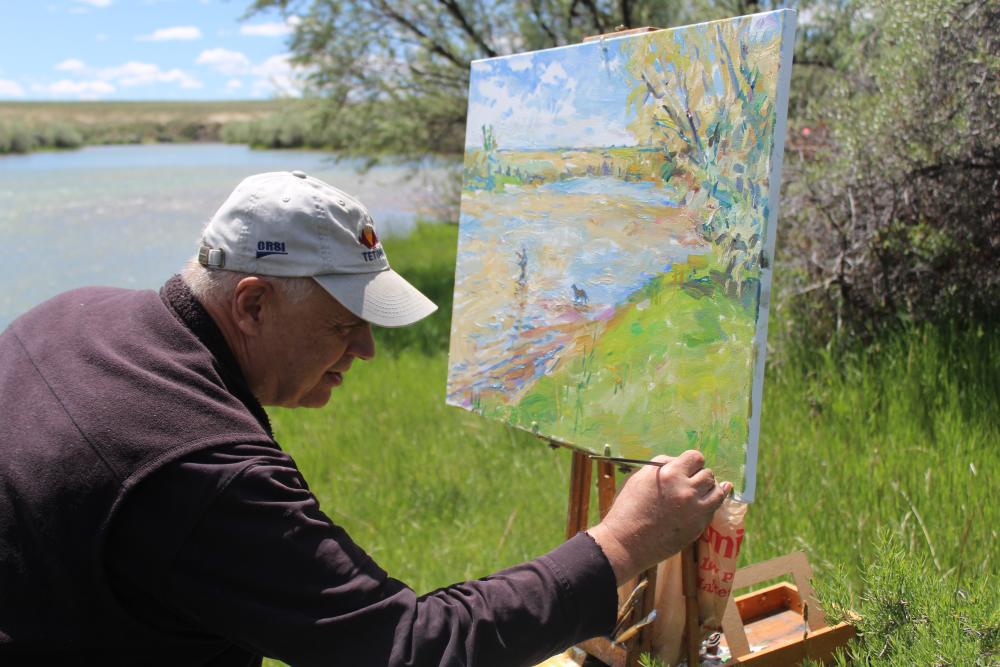 Tom paints