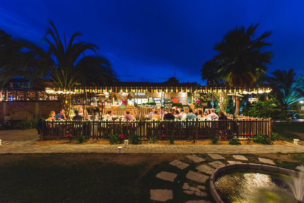 fotografía de noche del restaurant flora farms con luces encendidas y comensales