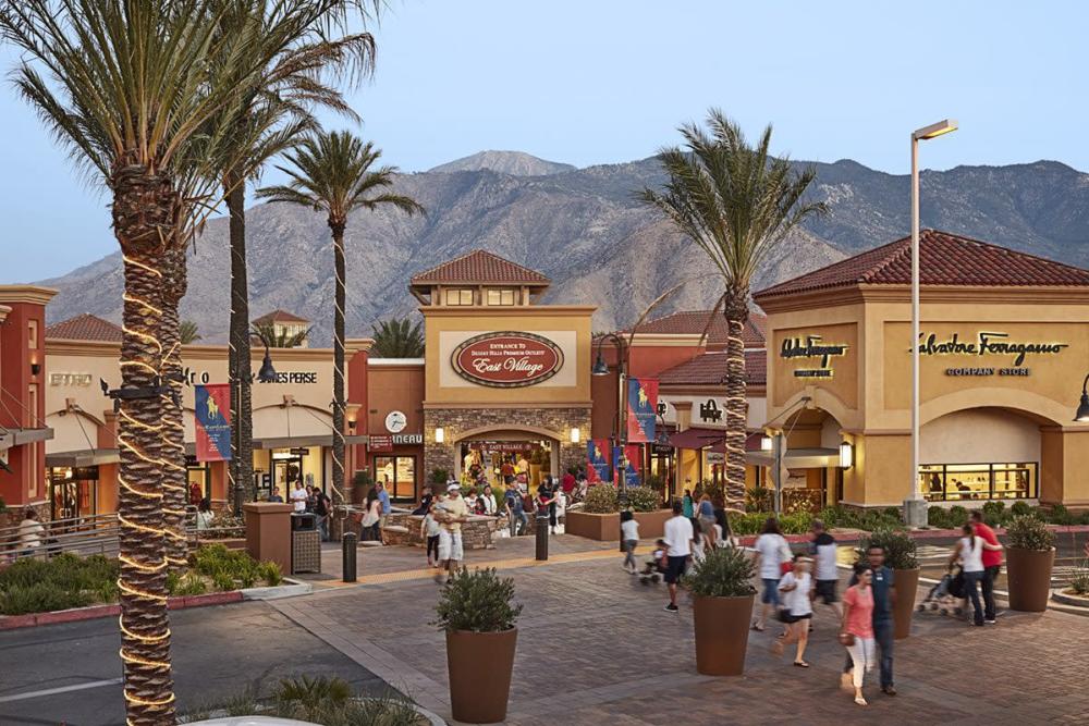 Desert Hills Premium Outlets