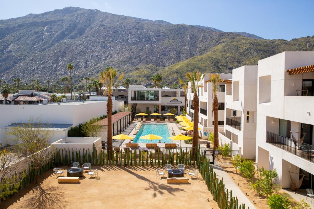 Drift hotel pool
