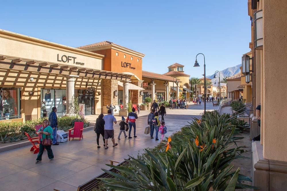 Desert Hills Premium Outlets