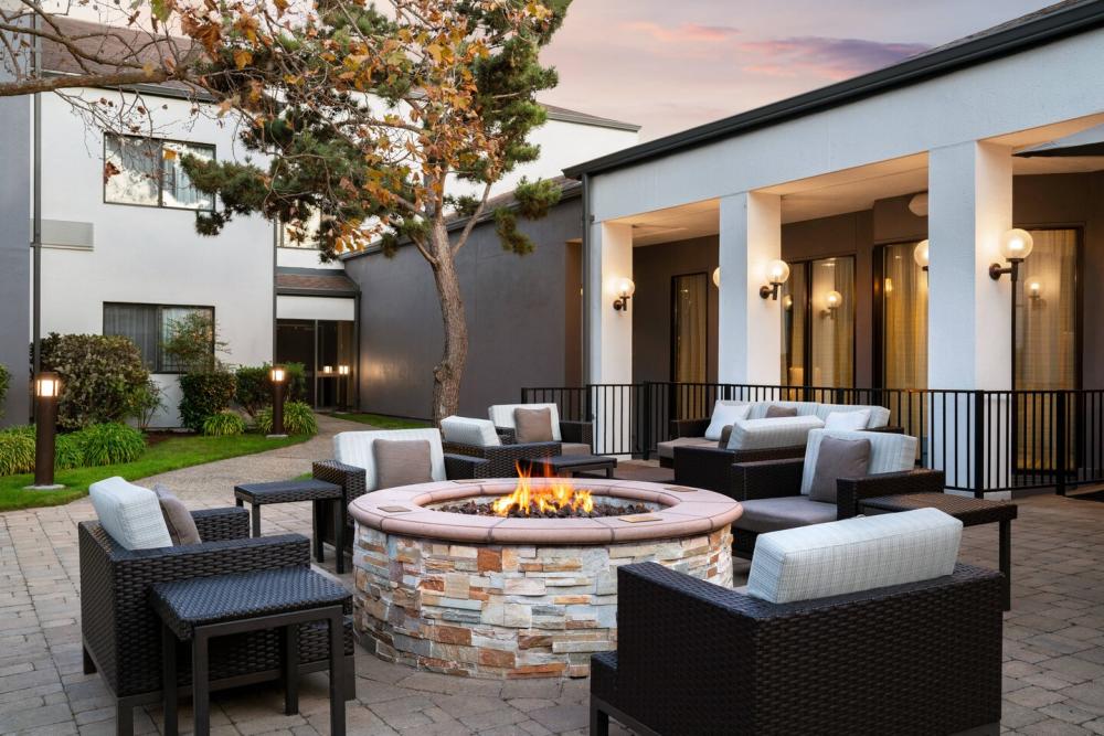  Courtyard San Francisco Airport San Bruno Outdoor Patio with Fire Pit