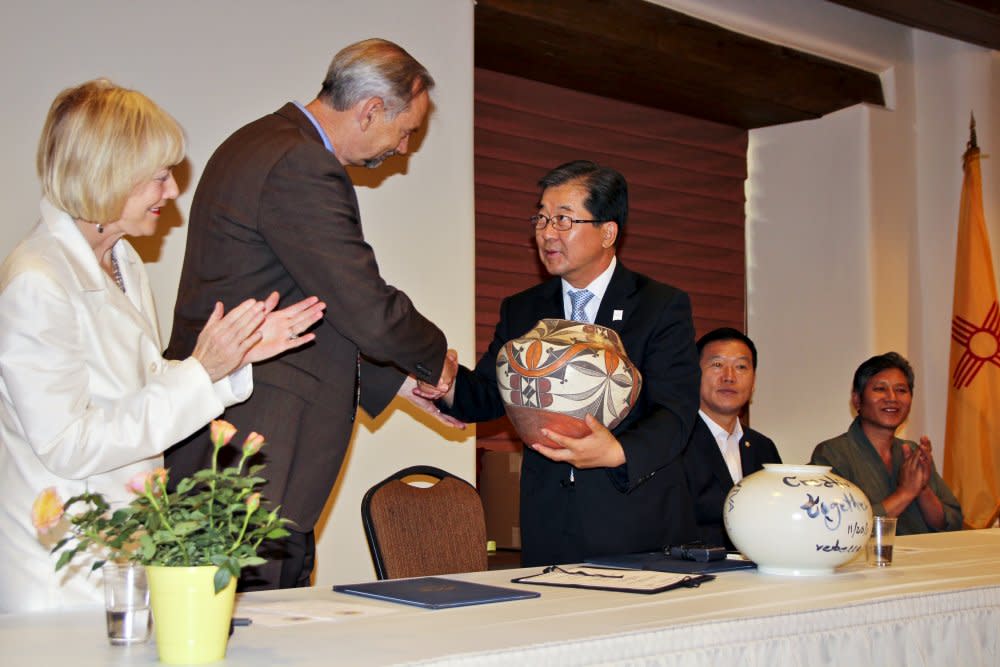 Former Mayor Pro Tem Rebecca Wurzburger, former Mayor David Coss, and Mayor Cho from Icheon