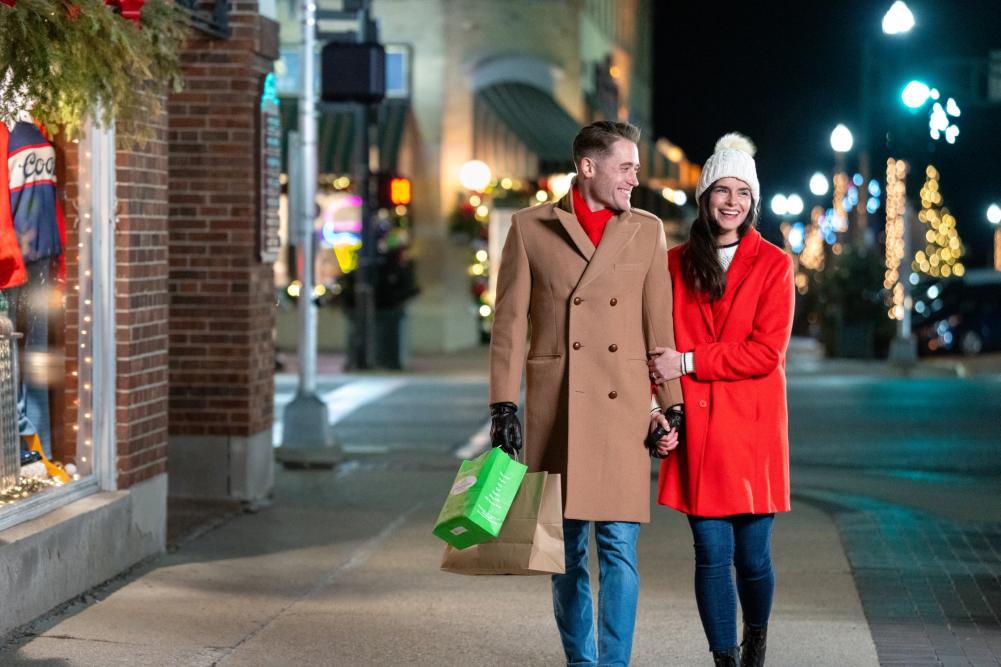 Couple shopping in downtown Lake Geneva during the winter