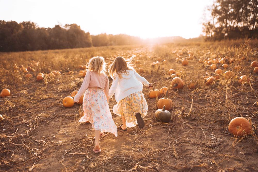2 girls at a pumpkin farm