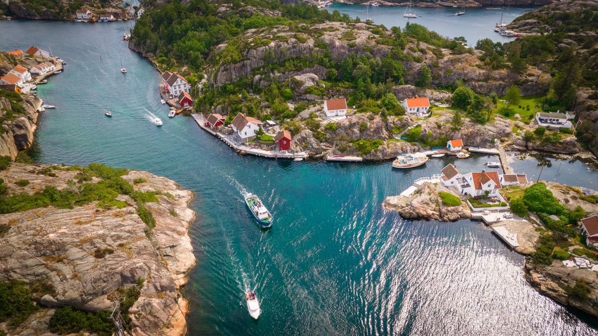 Båter i et trangt sund tatt ovenfra