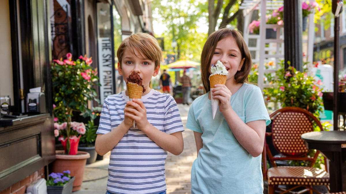 Children with ice cream