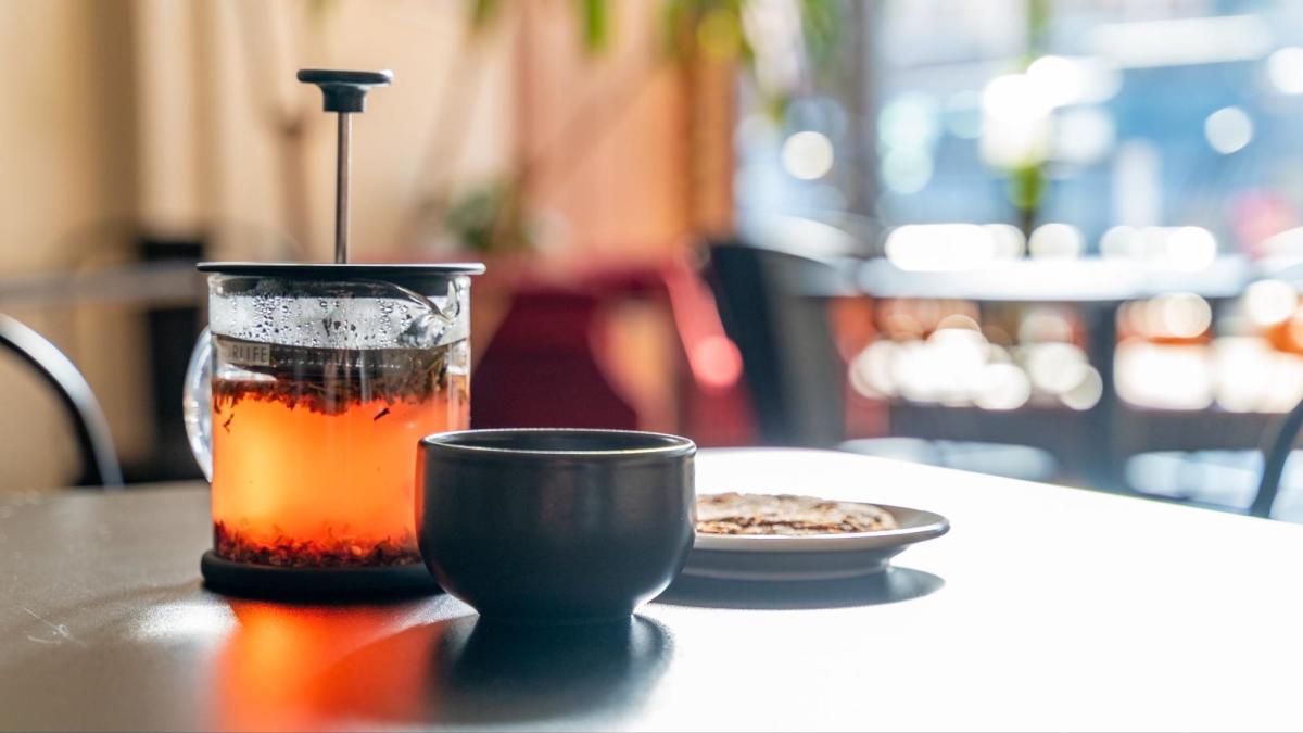 A refreshing tea served at The Hawthorn Tree café, highlighted by the warm ambiance of Cheyenne.