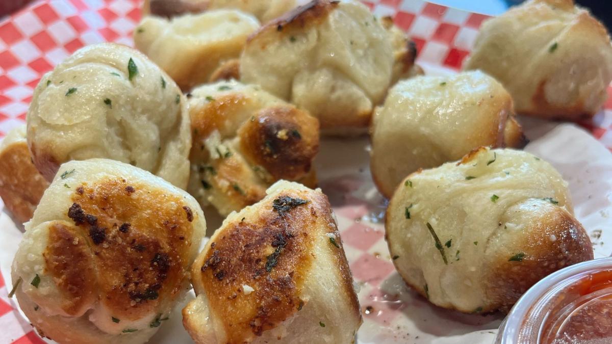 garlic knots at little charlie's pizza