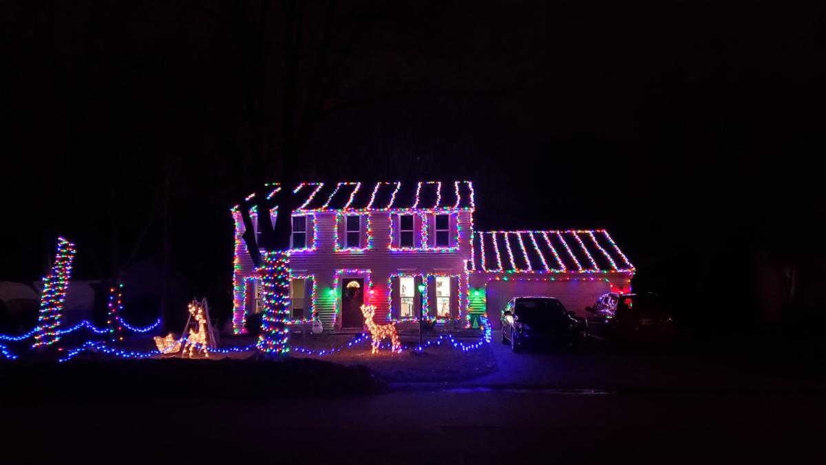 Kerstlichtweergave bij 8129 Redstone Drive In Fort Wayne, Indiana