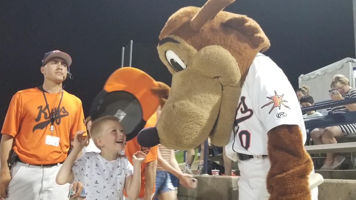 Kid meeting Frederick Keys coyote mascot "Frank Key"