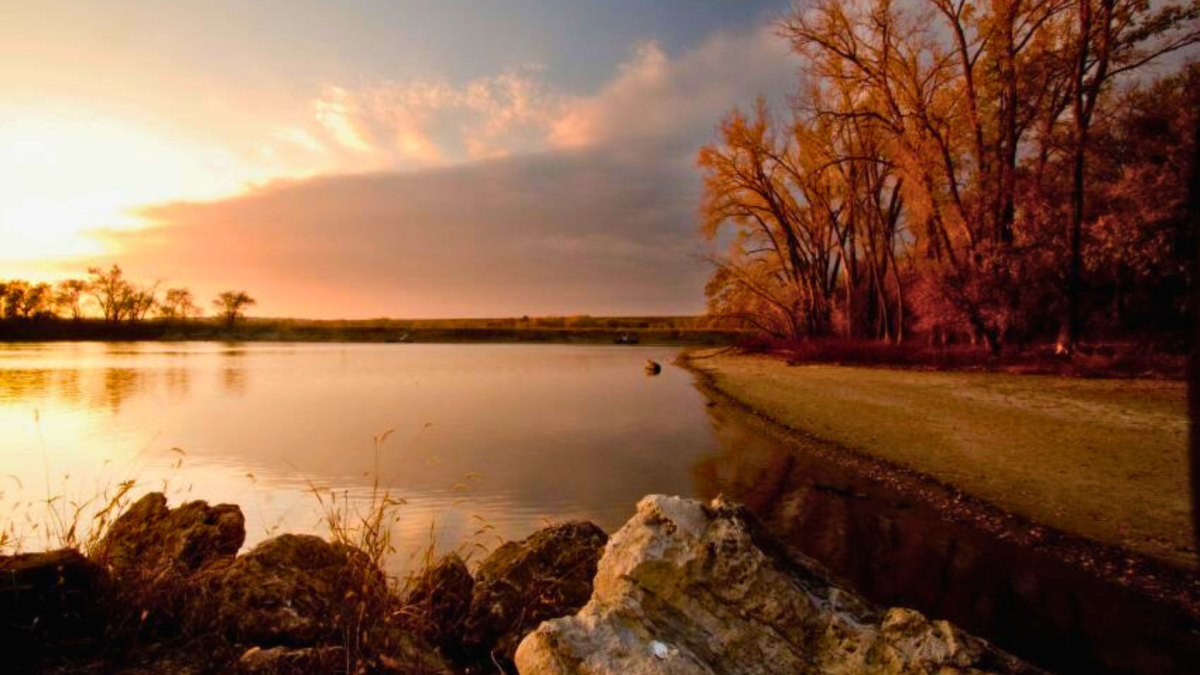 Fall foliage at Tuttle Creek Lake.