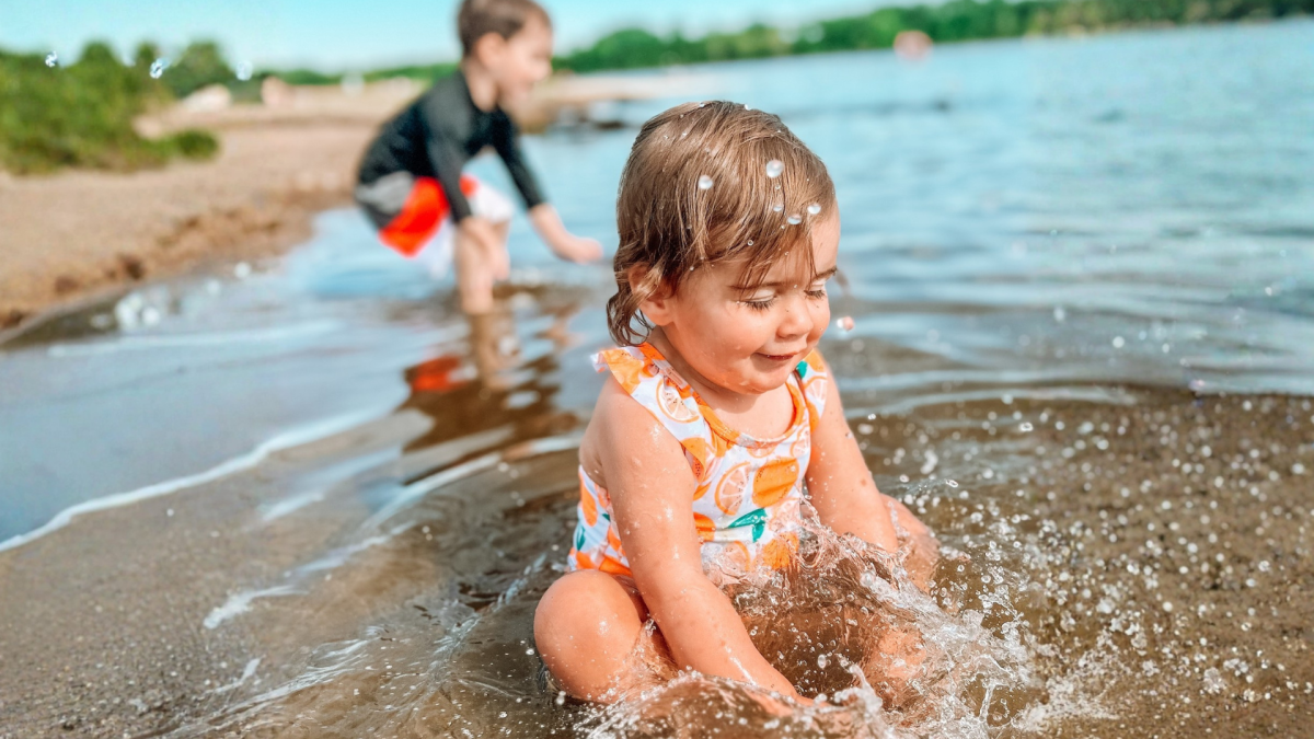 Tuttle Creek Lake Children Playing @Chelseainthethickofit