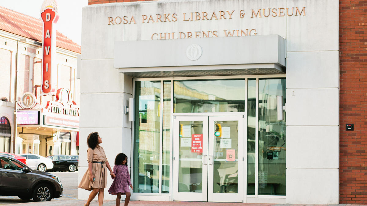 Mom and daughter in front of Rosa Parks Museum