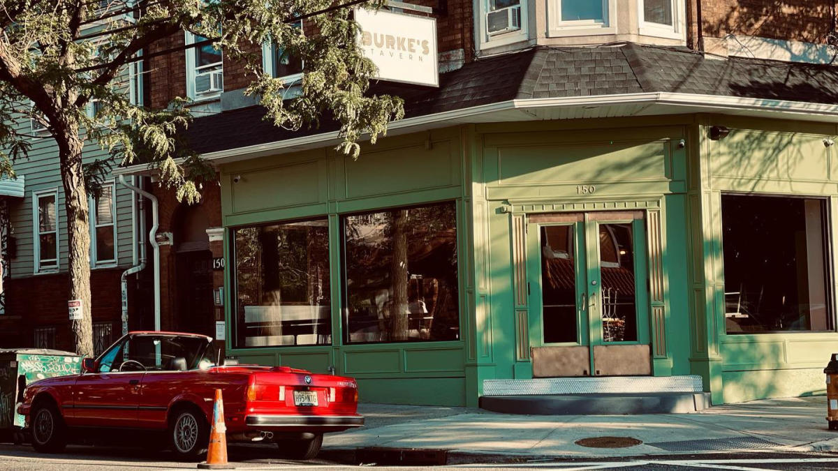 16:9 Burke's Tavern - Exterior