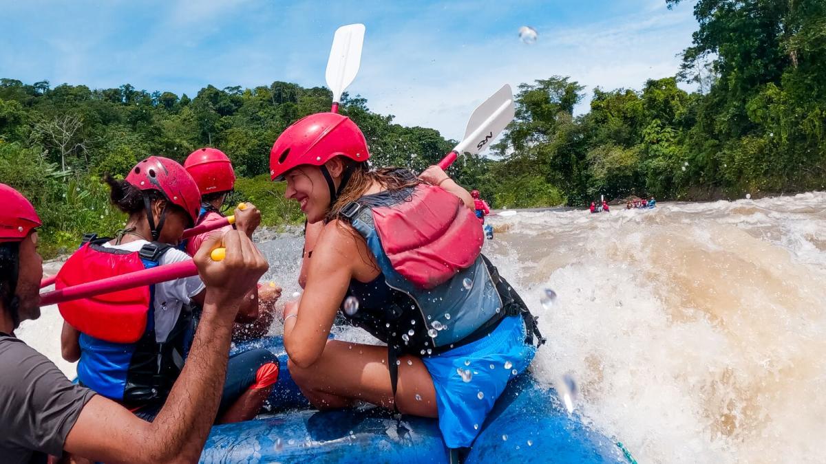 Grupo de personas haciendo rafting en el rio Caldera, Boquete, provincial de Chiriquí