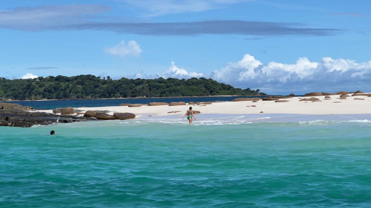 White-sand beach on Mogo Mogo Island with turquoise waters in Panama’s Pacific