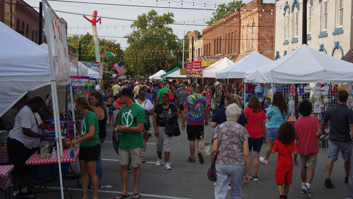 Valparaiso's Popcorn Festival vendors & attendees