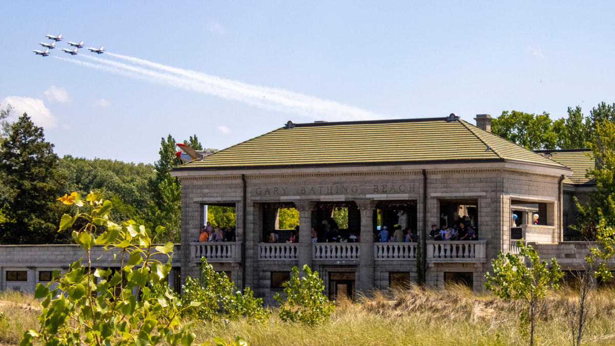 Thunderbirds flying behind the Aquatorium at Marquette Park during Gary Air Show